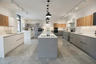 Showroom de cuisinistes dans l'Ain avec plusieurs modèles de cuisines exposées en ambiance moderne
